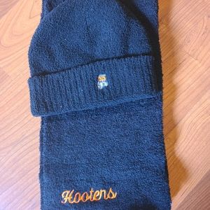 Hooters black unisex scarf and beanie set